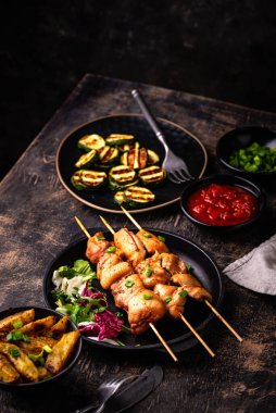 Kızarmış tavuk şiş sebzeli kebap.