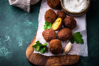 Orta Doğu geleneksel vejetaryen soslu falafel topları.