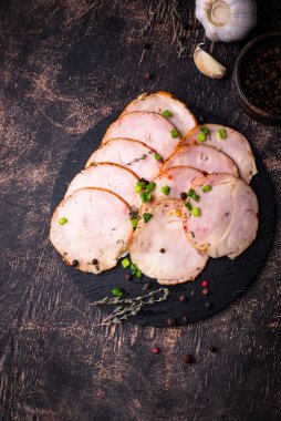 Tabağında bitkiler olan dilimlenmiş tavuk sosisi.