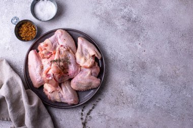 Siyah arka planda çiğ tavuk kanadı..