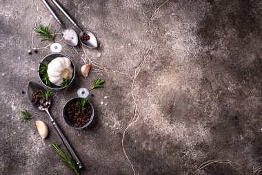 Biberiye, sarımsak, tuz ve biber. Mutfak arka planı.