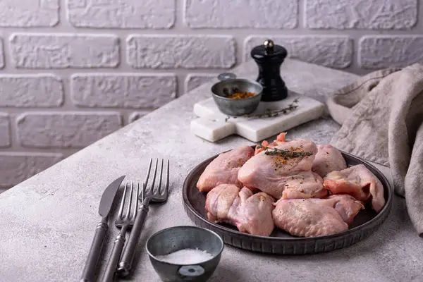 Siyah arka planda çiğ tavuk kanadı..