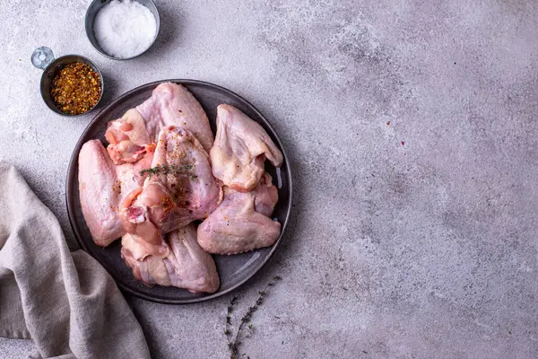 Siyah arka planda çiğ tavuk kanadı..