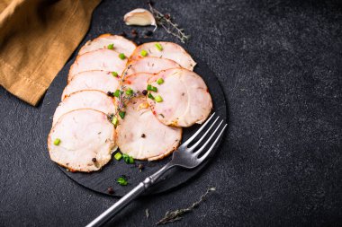 Tabağında bitkiler olan dilimlenmiş tavuk sosisi.