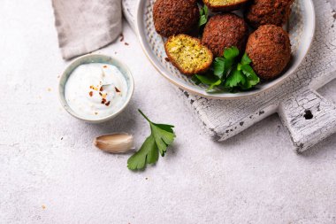 Orta Doğu geleneksel vejetaryen soslu falafel topları.