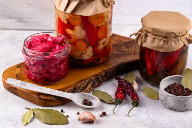 Kavanozlarda ev yapımı mayalanmış sağlıklı yiyecekler. Sebze turşusu