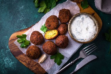 Orta Doğu geleneksel vejetaryen soslu falafel topları.
