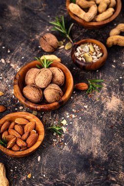 Fındık ve tohum çeşitleri. Ceviz, fıstık, badem, keten tohumu