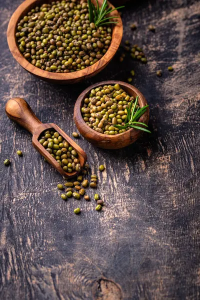 Siyah arka planda pişmemiş fasulye kasesi.