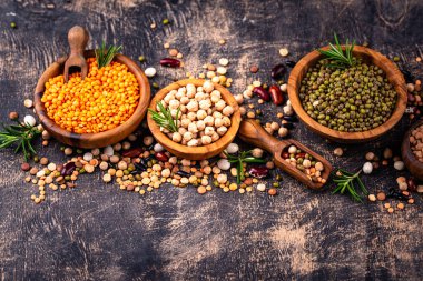 Çeşitli baklagillerin karışımı. Fasulye, mercimek, soya fasulyesi, bezelye ve nohut.