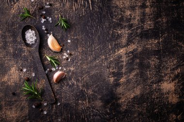 Biberiye, sarımsak, tuz ve biber. Mutfak arka planı.