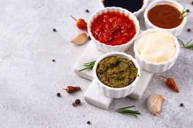 Farklı soslar seti. Ketçap, hardal, pesto, adjika