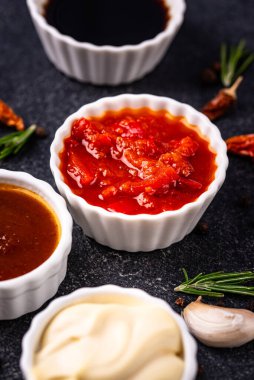 Farklı soslar seti. Ketçap, hardal, pesto, adjika