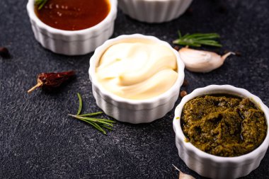 Farklı soslar seti. Ketçap, hardal, pesto, adjika