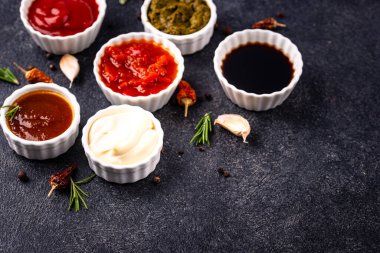 Farklı soslar seti. Ketçap, hardal, pesto, adjika