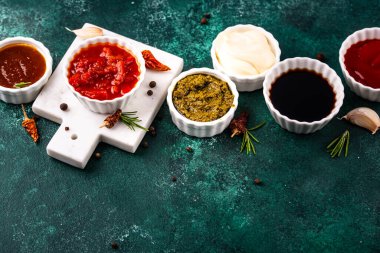 Farklı soslar seti. Ketçap, hardal, pesto, adjika