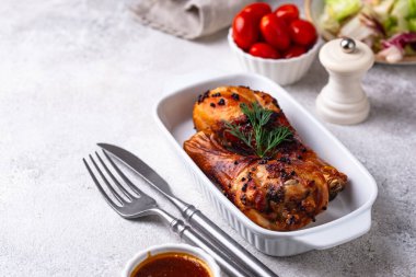 Kızarmış ya da sebzeli tavuk budu.