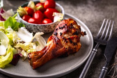 Kızarmış ya da sebzeli tavuk budu.