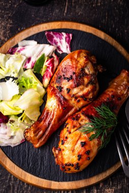 Kızarmış ya da sebzeli tavuk budu.