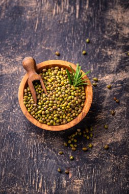 Siyah arka planda pişmemiş fasulye kasesi.