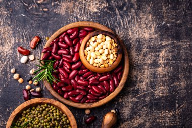 Çeşitli baklagillerin karışımı. Fasulye, mercimek, soya fasulyesi, bezelye ve nohut.
