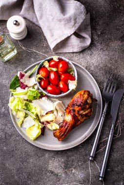 Kızarmış ya da sebzeli tavuk budu.