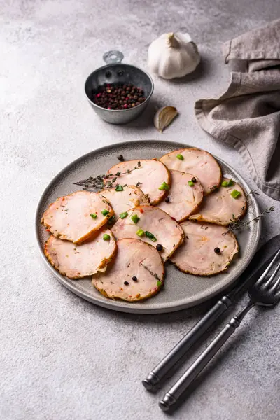 Tabağında bitkiler olan dilimlenmiş tavuk sosisi.