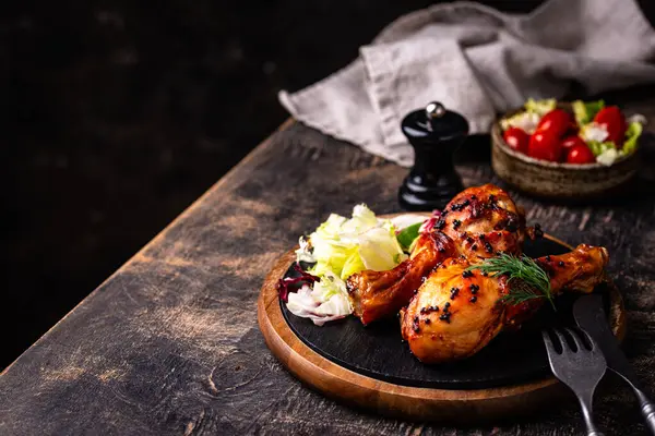 Kızarmış ya da sebzeli tavuk budu.