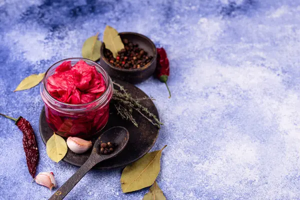 Kavanozlarda ev yapımı mayalanmış sağlıklı yiyecekler. Sebze turşusu