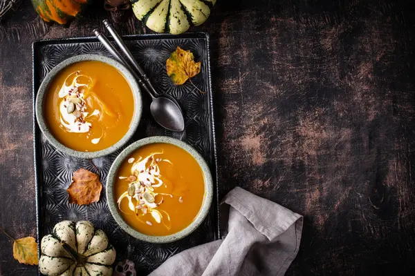 Vejetaryen sonbahar balkabağı kremalı çorba.