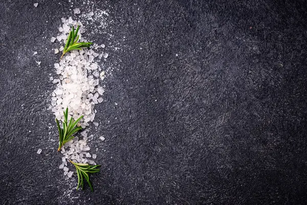 Koyu arkaplanda doğal deniz tuzu kristalleri.