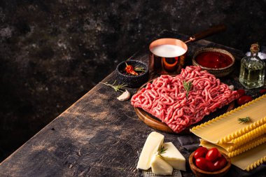 Domates ve beşamel soslu lazanya bolonez pişirmek için gerekli malzemeler.