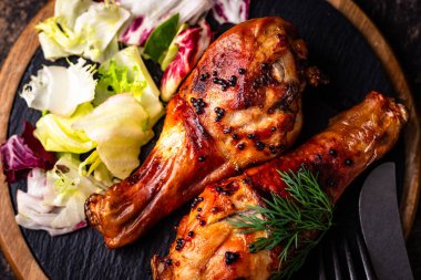 Kızarmış ya da sebzeli tavuk budu.