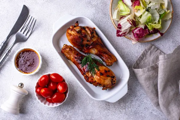 Kızarmış ya da sebzeli tavuk budu.