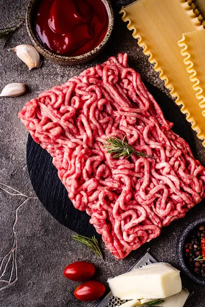 Domates ve beşamel soslu lazanya bolonez pişirmek için gerekli malzemeler.