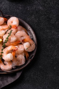 Dondurulmamış karides ya da baharatlı ve limonlu karides