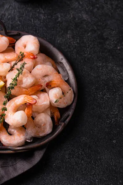Dondurulmamış karides ya da baharatlı ve limonlu karides