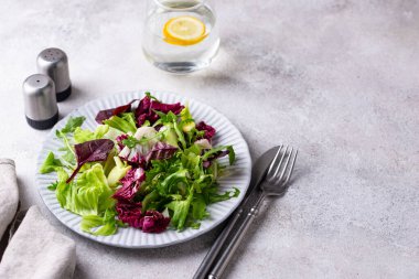 Bir kase taze yeşil salata karışımı. Sağlıklı yemek.