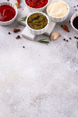 Farklı soslar seti. Ketçap, hardal, pesto, adjika