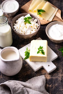 Süt ürünleri çeşitleri. Süt, süzme peynir, peynir, krema, tereyağı ve yoğurt