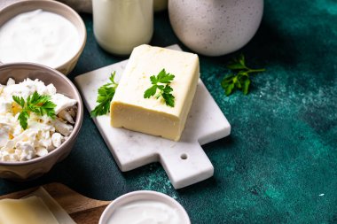 Süt ürünleri çeşitleri. Süt, süzme peynir, peynir, krema, tereyağı ve yoğurt