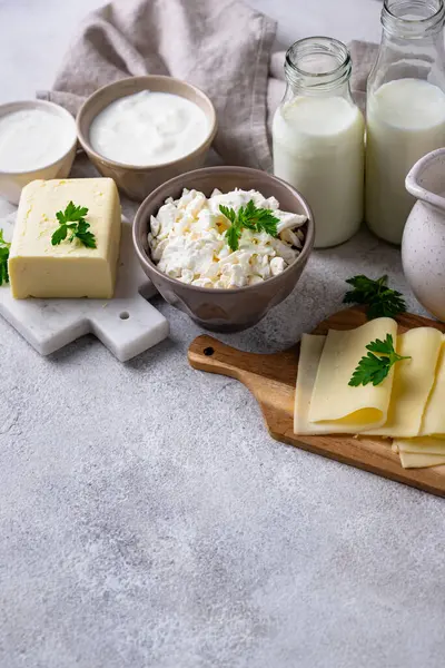 Süt ürünleri çeşitleri. Süt, süzme peynir, peynir, krema, tereyağı ve yoğurt
