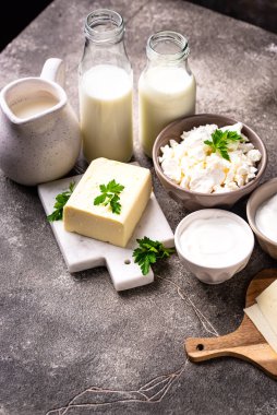 Süt ürünleri çeşitleri. Süt, süzme peynir, peynir, krema, tereyağı ve yoğurt