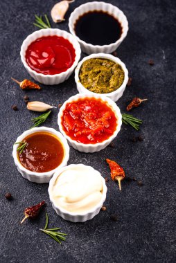 Farklı soslar seti. Ketçap, hardal, pesto, adjika