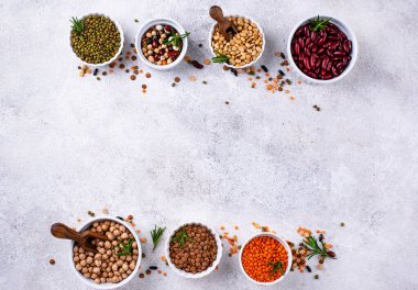 Çeşitli baklagillerin karışımı. Fasulye, mercimek, soya fasulyesi, bezelye ve nohut.