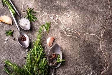 Biberiye, sarımsak, tuz ve biber. Mutfak arka planı.