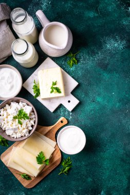 Süt ürünleri çeşitleri. Süt, süzme peynir, peynir, krema, tereyağı ve yoğurt