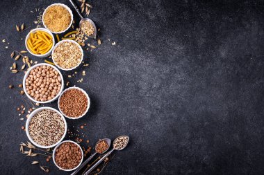 Glütensiz mısır gevreği ve inleme. Pirinç, karabuğday, mercimek, nohut ve kinoa.