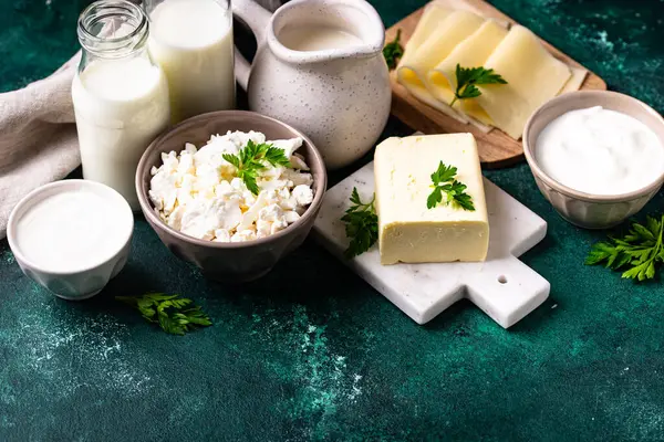 Süt ürünleri çeşitleri. Süt, süzme peynir, peynir, krema, tereyağı ve yoğurt