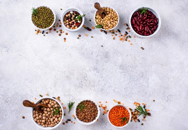 Çeşitli baklagillerin karışımı. Fasulye, mercimek, soya fasulyesi, bezelye ve nohut.